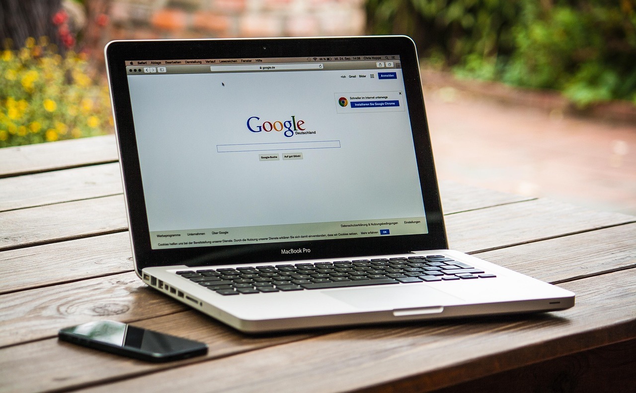 Otevřený notebook se stránkou vyhledávače Google